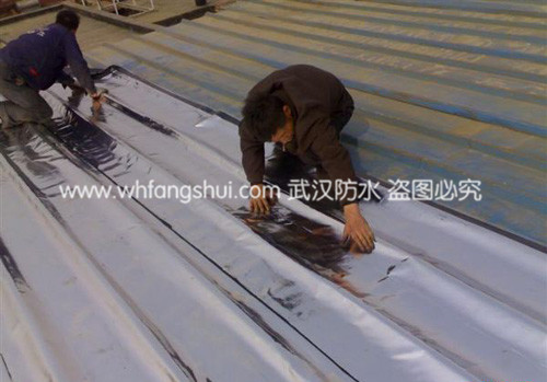 自粘防水卷材彩钢瓦施工