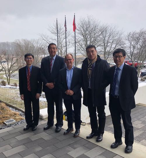 04西幔公司园区升起中国国旗欢迎代表团.jpg